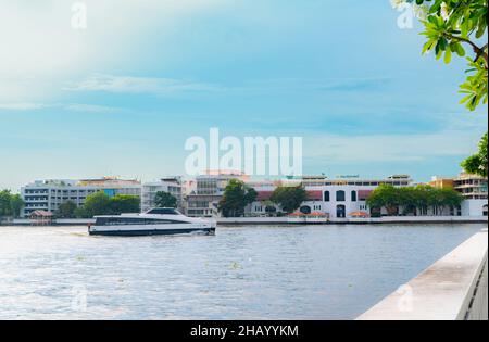 BANGKOK, THAÏLANDE-25 MAI 2021 : TRAVERSÉE EN BATEAU INTELLIGENT SUR la rivière Chao Phraya.Catamarans électriques pour le transport par eau à Bangkok, Thaïlande. Banque D'Images