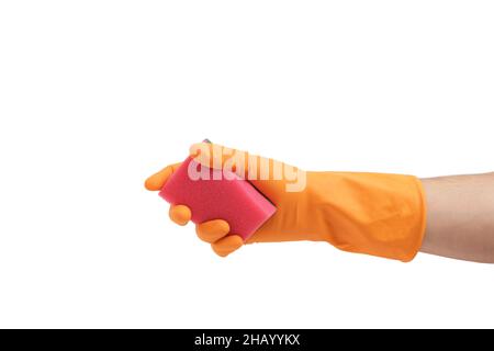 Main gantée avec une éponge pour laver la vaisselle, sur fond blanc. Banque D'Images