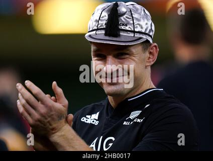 Photo du dossier datée du 30-10-2021 de Beauden Barrett, en Nouvelle-Zélande, qui deviendrait l'homme 11th à gagner 100 casquettes de tous les Noirs dans leur affrontement contre le pays de Galles à Cardiff.Date d'émission : jeudi 16 décembre 2021. Banque D'Images