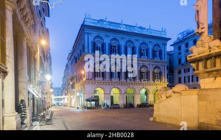 Place San Lorenzo au crépuscule, Gênes, Italie Banque D'Images