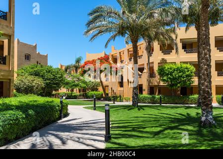 Hurghada, Égypte - 25 mai 2021 : vue sur les villas de l'hôtel et l'arbre à fleurs du Stella Di Mare Beach Resort and Spa situé dans la baie de Makadi, qui Banque D'Images