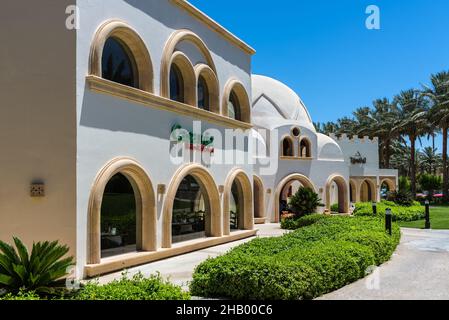 Hurghada, Egypte - 25 mai 2021: Vue sur les restaurants italiens et indiens de l'hôtel Stella Di Mare Beach Resort situé dans la baie de Makadi, qui un o Banque D'Images