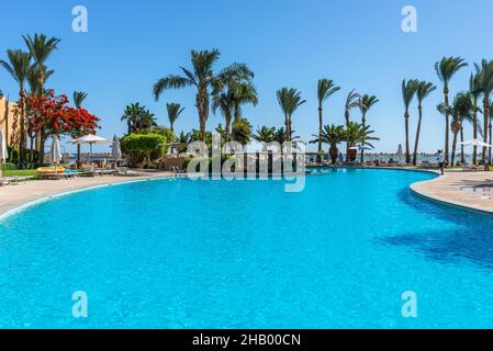 Hurghada, Egypte - 24 mai 2021: Vue sur la piscine dans le Stella Di Mare Beach Resort and Spa situé dans la baie de Makadi, qui l'un des beautif d'Egypte Banque D'Images