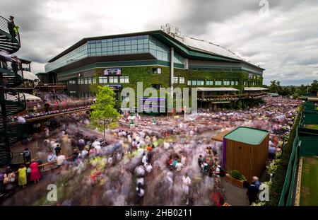 Photo du dossier datée du 16-07-2017 de la foule devant le court du centre au All England Lawn tennis and Croquet Club, Wimbledon.Le 14th juin, le gouvernement a confirmé que les finales de Wimbledon se joueraient devant des foules de capacité.Date d'émission : jeudi 16 décembre 2021. Banque D'Images