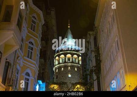 Tour de Galata.Tour de Galata et bâtiments d'une rue à Istanbul la nuit. Banque D'Images