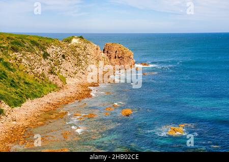 La baie de Cowrie est une baie rocheuse orientée vers l'ouest avec une plage de sable grossier faite des vagues qui s'enferent au granite environnant - Phillip Island, Victoria Banque D'Images