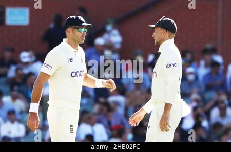 James Anderson ( à gauche ), de l'Angleterre, parle avec Joe Root lors du premier jour du deuxième test de cendres à l'Adelaide Oval, à Adélaïde.Date de la photo: Jeudi 16 décembre 2021. Banque D'Images