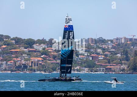 Faites équipe en Nouvelle-Zélande sur leur catamaran SailGP pratique dans le port de Sydney avant le week-end de course à Sydney, Nouvelle-Galles du Sud, Australie Banque D'Images