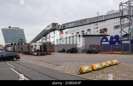 KIEL, ALLEMAGNE - 13 novembre 2021 : les deux grands ferries à destination de la Suède avec le parking de chargement en premier plan Banque D'Images