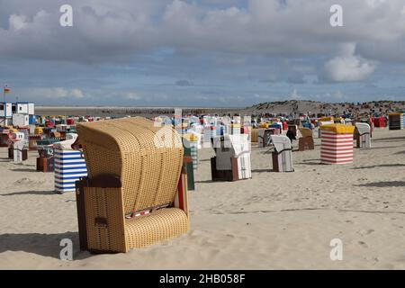 Grand groupe de chaises de plage couvertes en osier, île de la mer du Nord Borkum, Frise orientale, Basse-Saxe, Allemagne, Europe. Banque D'Images