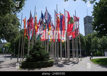 Drapeaux de tous les pays européens devant l'Office européen des brevets à Munich, en Allemagne. Banque D'Images