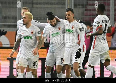 Augsbourg, Allemagne.15th décembre 2021.Goaljubel collectif autour de Daniel CALIGIURI (FC Augsbourg) après le but à 1-1 par pénalité, coup de pied de pénalité, jubilation, joie, enthousiasme,Action, football 1st Bundesliga saison 2021/2022, 16th match day, matchday16, FC Augsburg - RB Leipzig 1- 1 le 15 décembre 2021 WWK ARENA à Augsburg, Credit: dpa/Alay Live News Banque D'Images