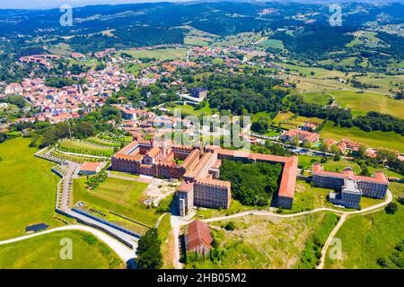 Vue aérienne du Centre universitaire de Cantabrie CIESE à Comillas, paysage Banque D'Images