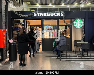 Bruxelles, Belgique.15th décembre 2021.Les clients attendent en file d'attente chez Starbucks à la gare de Bruxelles-midi Brussel - Zuid (Bruxelles-Sud) à Bruxelles, Belgique, le 15 décembre 2021.(Photo de Samuel Rigelhaupt/Sipa USA ) Credit: SIPA USA/Alay Live News Banque D'Images