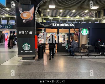 Bruxelles, Belgique.15th décembre 2021.Les clients attendent en file d'attente chez Starbucks à la gare de Bruxelles-midi Brussel - Zuid (Bruxelles-Sud) à Bruxelles, Belgique, le 15 décembre 2021.(Photo de Samuel Rigelhaupt/Sipa USA ) Credit: SIPA USA/Alay Live News Banque D'Images