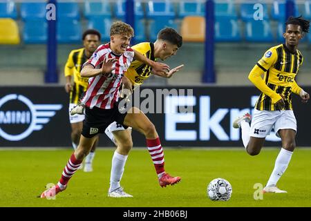 ARNHEM, PAYS-BAS - DÉCEMBRE 15 : Jacob Rasmussen de vitesse et Sven Mijnans de Sparta Rotterdam se battent pour possession lors du match de la coupe KNVB TOTO néerlandaise entre vitesse et Sparta Rotterdam au Gelredome le 15 décembre 2021 à Arnhem, pays-Bas (photo de René Nijhuis/Orange Pictures) Banque D'Images