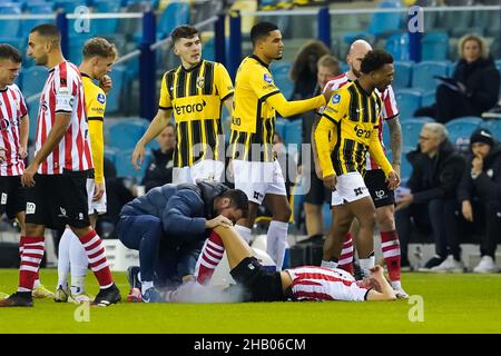 ARNHEM, PAYS-BAS - DÉCEMBRE 15 : Sven Mijnans de Sparta Rotterdam reçoit un traitement médical lors du match néerlandais de la coupe TOTO KNVB entre Vitesse et Sparta Rotterdam au Gelredome le 15 décembre 2021 à Arnhem, pays-Bas (photo de René Nijhuis/Orange Pictures) Banque D'Images