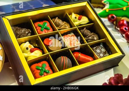 Fond en boîte de chocolats faits main pour chaque occasion. Banque D'Images