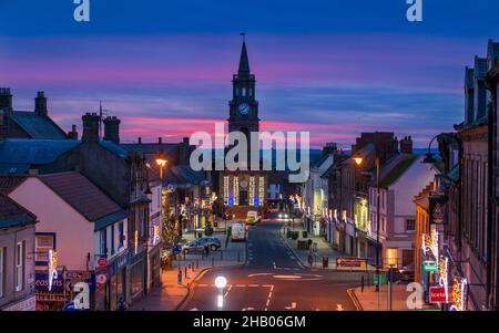 Berwick Upon Tweed avec des décorations de Noël qui regardent Marygate tandis que le soleil se lève sur la ville la plus au nord de l'Angleterre.Northumberland, Angleterre, Royaume-Uni Banque D'Images