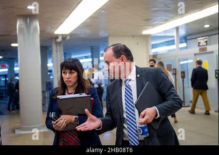 Washington, Vereinigte Staaten.15th décembre 2021.Le sénateur américain Mike Lee (républicain de l'Utah) passe par le métro du Sénat lors d'un vote au Capitole des États-Unis à Washington, DC, le mercredi 15 décembre 2021.Credit: Rod Lamkey/CNP/dpa/Alay Live News Banque D'Images