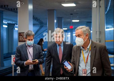 Washington, Vereinigte Staaten.15th décembre 2021.Le sénateur des États-Unis Roy Blunt (républicain du Missouri) passe par le métro du Sénat lors d'un vote au Capitole des États-Unis à Washington, DC, le mercredi 15 décembre 2021.Credit: Rod Lamkey/CNP/dpa/Alay Live News Banque D'Images