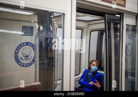 Washington, Vereinigte Staaten.15th décembre 2021.La sénatrice américaine Dianne Feinstein (démocrate de Californie) monte dans le métro du Sénat lors d'un vote au Capitole des États-Unis à Washington, DC, le mercredi 15 décembre 2021.Credit: Rod Lamkey/CNP/dpa/Alay Live News Banque D'Images