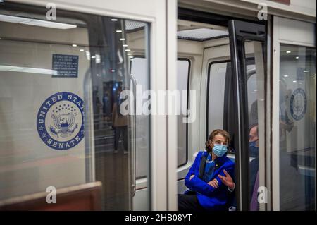 Washington, Vereinigte Staaten.15th décembre 2021.La sénatrice américaine Dianne Feinstein (démocrate de Californie) monte dans le métro du Sénat lors d'un vote au Capitole des États-Unis à Washington, DC, le mercredi 15 décembre 2021.Credit: Rod Lamkey/CNP/dpa/Alay Live News Banque D'Images