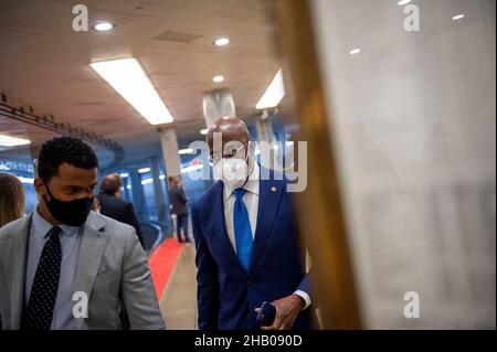 Washington, Vereinigte Staaten.15th décembre 2021.Le sénateur américain Raphael G. Warnock (démocrate de Géorgie) passe par le métro du Sénat lors d'un vote au Capitole des États-Unis à Washington, DC, le mercredi 15 décembre 2021.Credit: Rod Lamkey/CNP/dpa/Alay Live News Banque D'Images