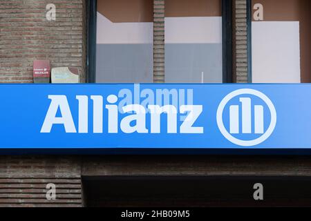 VALENCE, ESPAGNE - 15 DÉCEMBRE 2021 : Allianz est une multinationale allemande de services financiers dont le siège est à Munich Banque D'Images