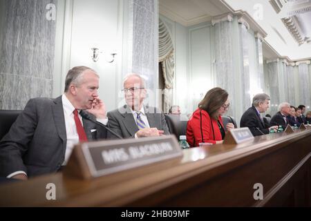 Washington, DC.15th décembre 2021.Le sénateur américain Dan Sullivan (républicain de l'Alaska) et le sénateur américain Jerry Moran (républicain du Kansas) prennent la parole lors d'une audience de surveillance du Sénat sur le commerce, la science et les transports à Capitol Hill, à Washington, DC, le mercredi 15 décembre 2021.Credit: Tom Brenner/Pool via CNP/dpa/Alay Live News Banque D'Images