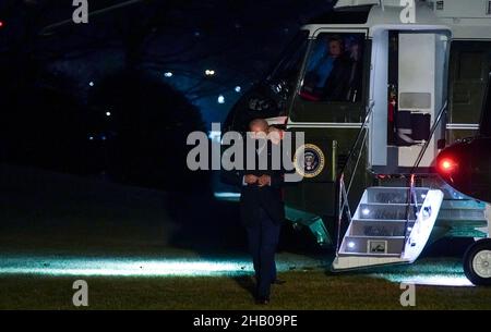 Le président des États-Unis Joe Biden entre à la Maison Blanche après son retour du Kentucky où il visitera fort Campbell, Mayfield et Dawson Springs, pour étudier les dégâts causés par les tempêtes à la Maison Blanche à Washington, DC, le mercredi 15 décembre 2021.Aujourd'hui, le président Biden a mis une aide supplémentaire en cas de catastrophe à la disposition du Commonwealth du Kentucky après une série de tempêtes qui ont frappé des États du Midwest et du Sud, laissant des communautés entières détruites.Crédit: Leigh Vogel/Pool via CNP Banque D'Images