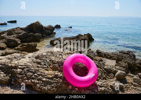 flotteurs colorés sur la plage de la côte Banque D'Images