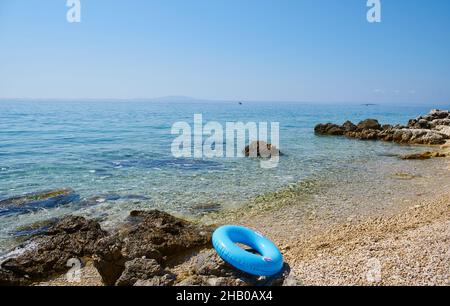 flotteurs colorés sur la plage de la côte Banque D'Images