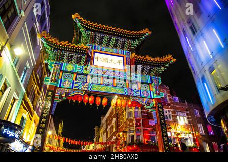 Entrée colorée de style oriental dans Chinatown la nuit, Londres, Royaume-Uni Banque D'Images