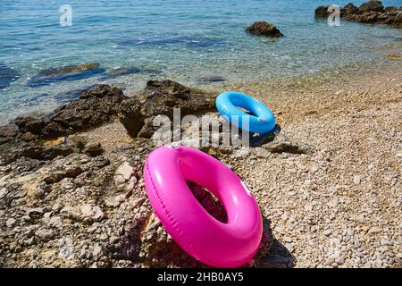 flotteurs colorés sur la plage de la côte Banque D'Images