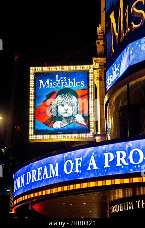 Queen's Theatre jouant Les Miserables au soir à Piccadilly, Londres, UK Banque D'Images