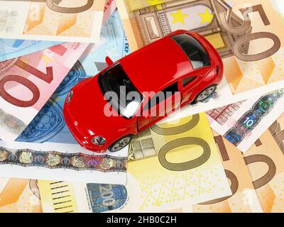 Voiture jouet VW Beetle rouge sur des billets EN EUROS Banque D'Images