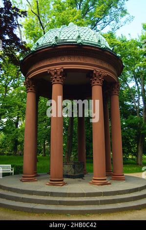 BAD HOMBURG, ALLEMAGNE - 30 mai 2021 : l'impératrice Auguste Victoria Fountain dans les jardins du spa de Bad Homburg.Un ressort de guérison avec une colonnade. Banque D'Images