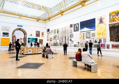 Visiteurs à la recherche de l'art à l'exposition d'été RA 2021, Londres, Royaume-Uni Banque D'Images