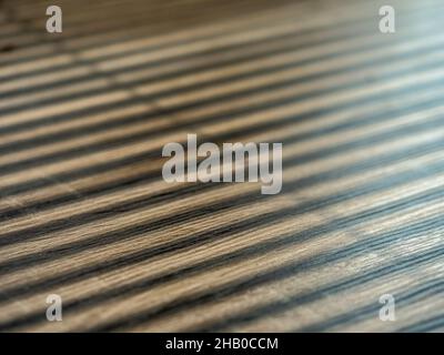 Stores de fenêtre jetant l'ombre sur une surface en bois Banque D'Images