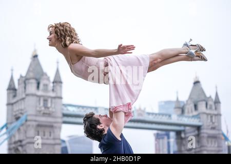 Londres, Royaume-Uni.16th décembre 2021.Les acteurs Kira Malou et Michael OReilly, comme Baby et Johnny, de la production du West End Dirty Dancing, exécutent la scène de l'ascenseur emblématique près de Tower Bridge.Dirty Dancing - l'histoire classique sur scène revient au Dominion Theatre pour une course limitée dans une version superbement renouvelée qui célèbre 35 ans de classique du film.Credit: Guy Corbishley/Alamy Live News Banque D'Images