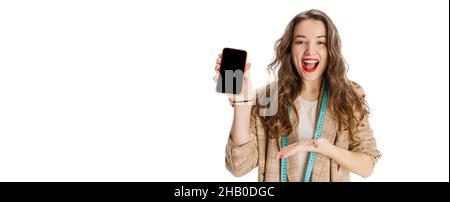 Prospectus avec portrait de jeune fille souriante, couturière utilisant le téléphone isolé sur fond blanc.Concept de travail, passe-temps Banque D'Images