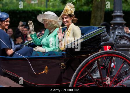 Kate Middleton, duchesse de Cambridge en calèche avec Meghan, duchesse de Sussex et Camilla.Se délacer devant la foule Banque D'Images