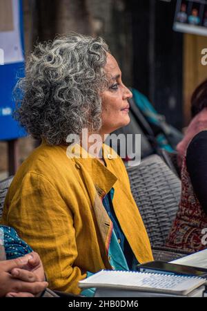 New Delhi, Delhi, Inde.15th décembre 2021.Arundhati Roy au cours de l'événement marquant 2 ans d'attaque contre Jamia Millia Islamia, Université centrale le 15th décembre 2019.le 15th décembre 2019, la police de Delhi et les responsables de la RAF sont entrés à l'Université sans l'autorisation de l'administration.La police et les responsables de la RAF ont fait un usage disproportionné de la force contre les étudiants.Entre autres armes, des granules, des balles en caoutchouc et même des munitions vivantes ont été déchargées contre de jeunes étudiants protestataires.Des obus de gaz lacrymogènes et des bombes sonores ont été utilisés sans discernement, y compris dans des espaces confinés.Police a Banque D'Images