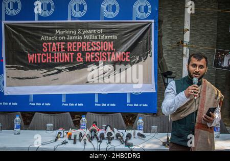 New Delhi, Delhi, Inde.15th décembre 2021.Personnes au cours de l'événement marquant 2 ans d'attaque contre Jamia Millia Islamia, Université centrale le 15th décembre 2019.le 15th décembre 2019, la police de Delhi et les fonctionnaires de la RAF sont entrés à l'Université sans l'autorisation de l'administration.La police et les responsables de la RAF ont fait un usage disproportionné de la force contre les étudiants.Entre autres armes, des granules, des balles en caoutchouc et même des munitions vivantes ont été déchargées contre de jeunes étudiants protestataires.Des obus de gaz lacrymogènes et des bombes sonores ont été utilisés sans discernement, y compris dans des espaces confinés.Police et RAF Banque D'Images