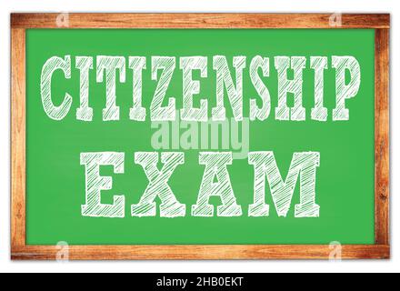 EXAMEN DE CITOYENNETÉ écrit sur tableau noir vert de l'école de cadre en bois Banque D'Images