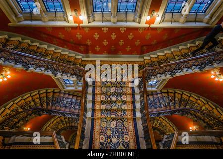 Vue en hauteur sur le grand escalier de l'hôtel St. Pancras Renaissance Banque D'Images