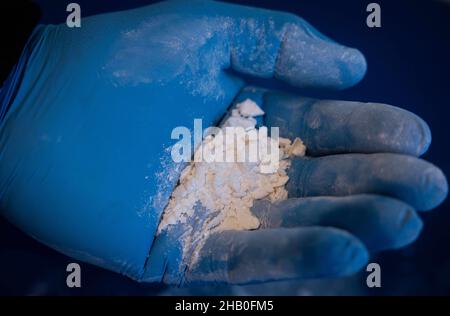 Hambourg, Allemagne.16th décembre 2021.Un agent des douanes présente de la cocaïne pressée et très concentrée provenant d'une grosse découverte de cocaïne lors d'une conférence de presse des douanes de Hambourg.Credit: Christian Charisius/dpa/Alay Live News Banque D'Images