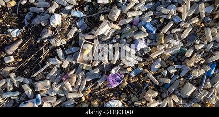 Prise aérienne, tas de déchets en plastique.Vue de dessus bouteilles de lot, débris de pollution à l'extérieur.Dommage global, pollution de l'environnement concept.Coût Banque D'Images