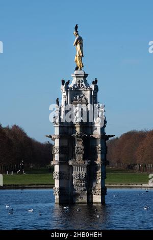 Cormorans perchés sur la fontaine Diana dans le parc Bushy par une belle journée d'hiver Banque D'Images